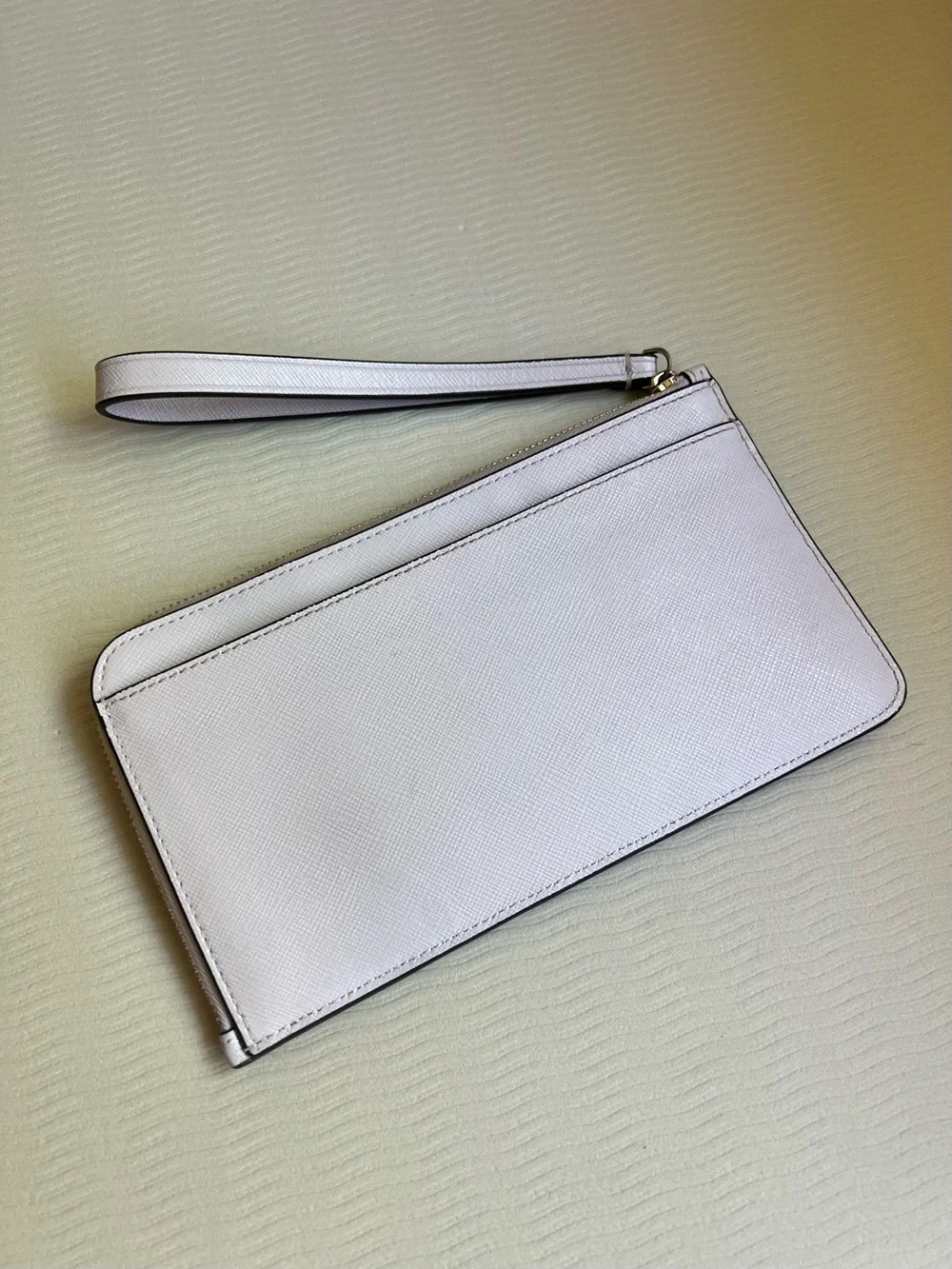 Kate Spade New York Lucy Medium L-Zip Wristlet – Pale Lavender